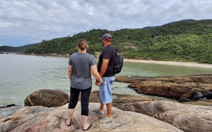 Sextou na Costeira de Zimbros: Tour Ecológico 10 Praias Desertas com Cachoeira