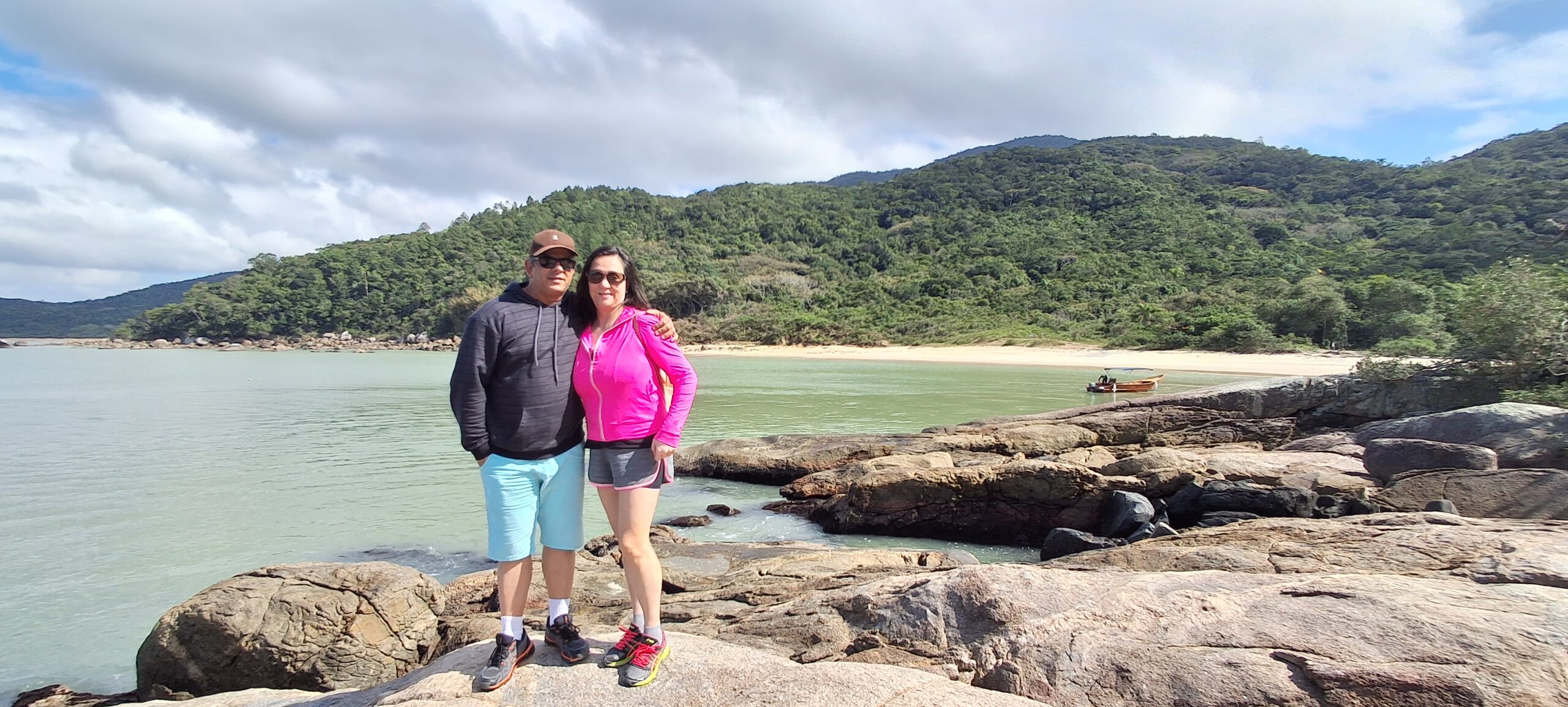 Praias desertas e cachoeira