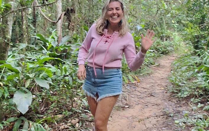 Caminhe pela trilha  e refresque-se na Cachoeira da Praia Triste