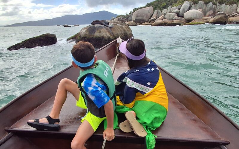 Passeio de Barco + Avistamento de Leões-Marinhos + Parada na Praia do Cação