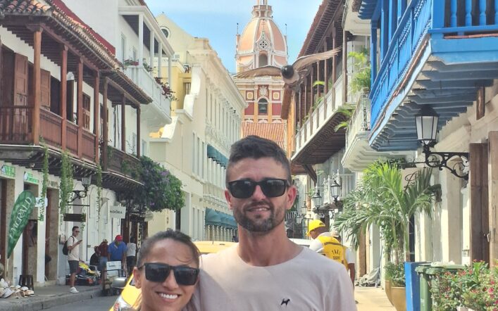 Cartagena das Índias onde a arquitetura colonial se mistura com a vibrante cultura caribenha.