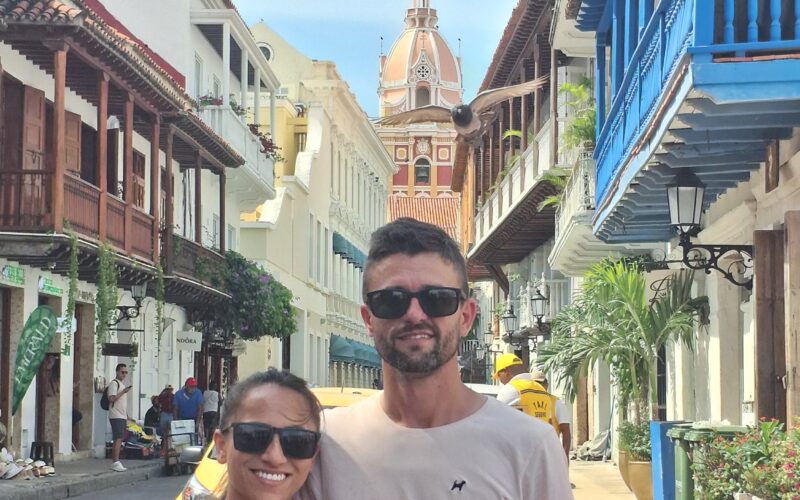 Cartagena das Índias onde a arquitetura colonial se mistura com a vibrante cultura caribenha.