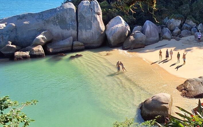 Por que o mar de Bombinhas tem cor esmeralda?