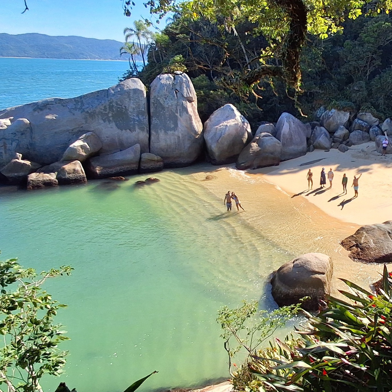 Por que o mar de Bombinhas tem cor esmeralda?