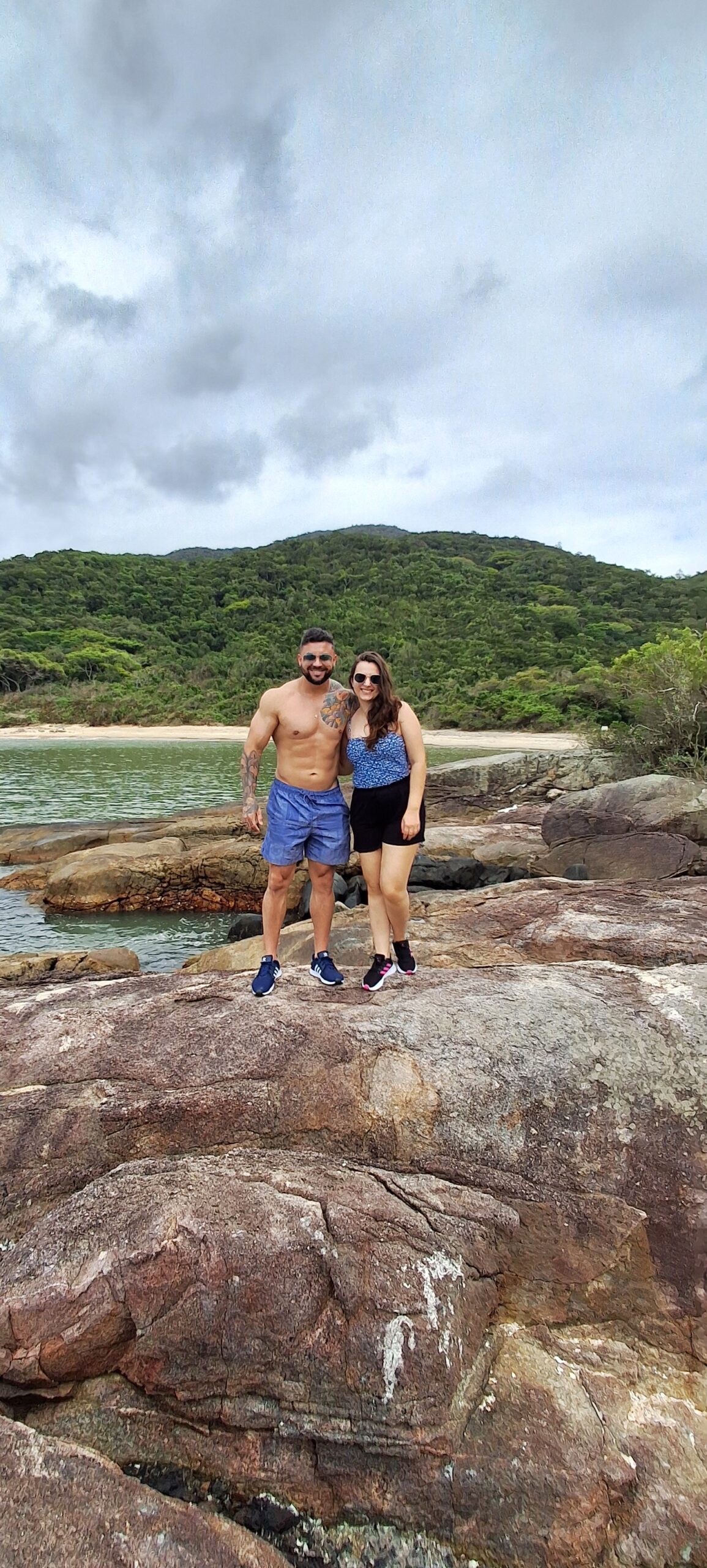 A História Geológica de Bombinhas e a Experiência Única do Tour “10 Praias Desertas + Trilha para a Cachoeira”